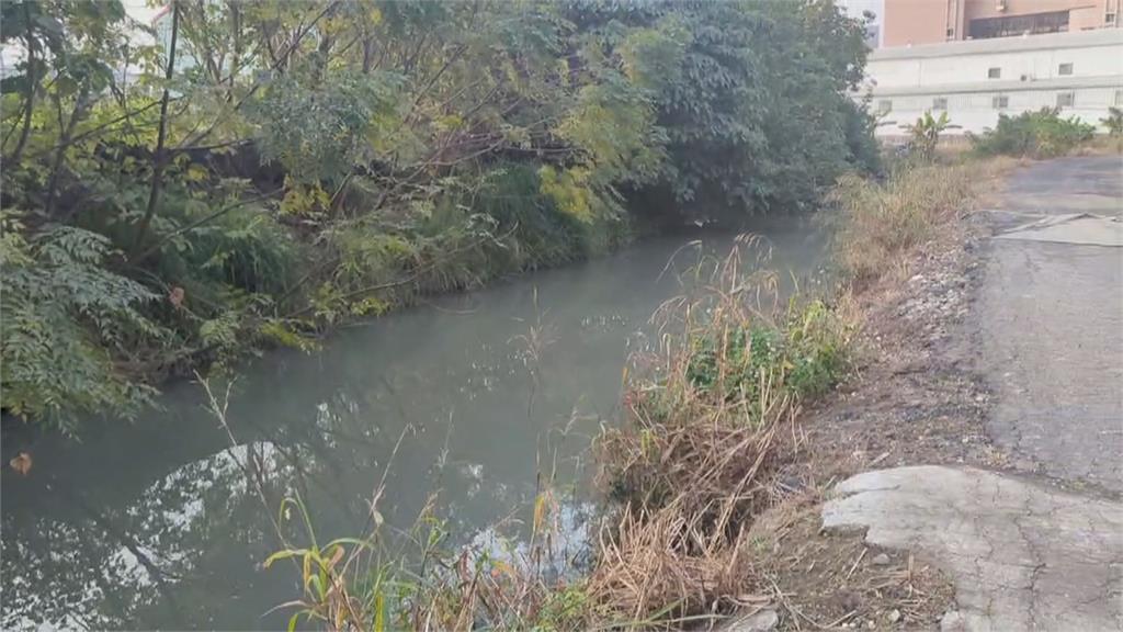 高雄76歲騎士自摔跌落排水溝 民眾協助救援送醫發現「這件事」