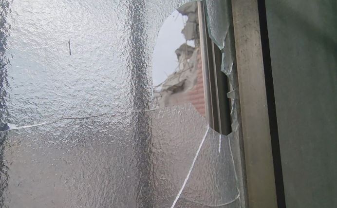 花蓮5層樓旅館拆除碎石亂飛！　相距不到75公分　鄰宅屋頂、窗戶遭砸破