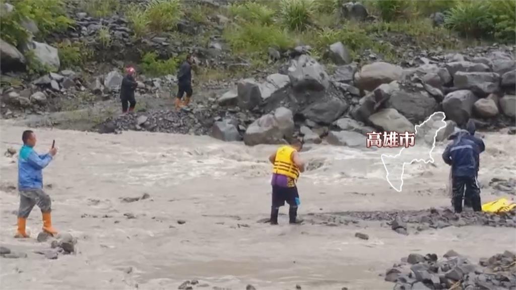 雨炸屏東來義鄉 山坡土石崩落宛如瀑布