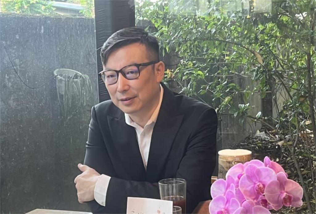 昔激吻席曼寧「手伸衣服裡」！林煒超狂尺度被扒　顏值獲封「上古許光漢」