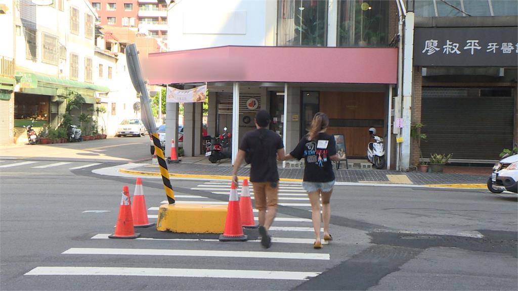 庇護島成行車陷阱　駕駛提前轉彎「直接騎上」