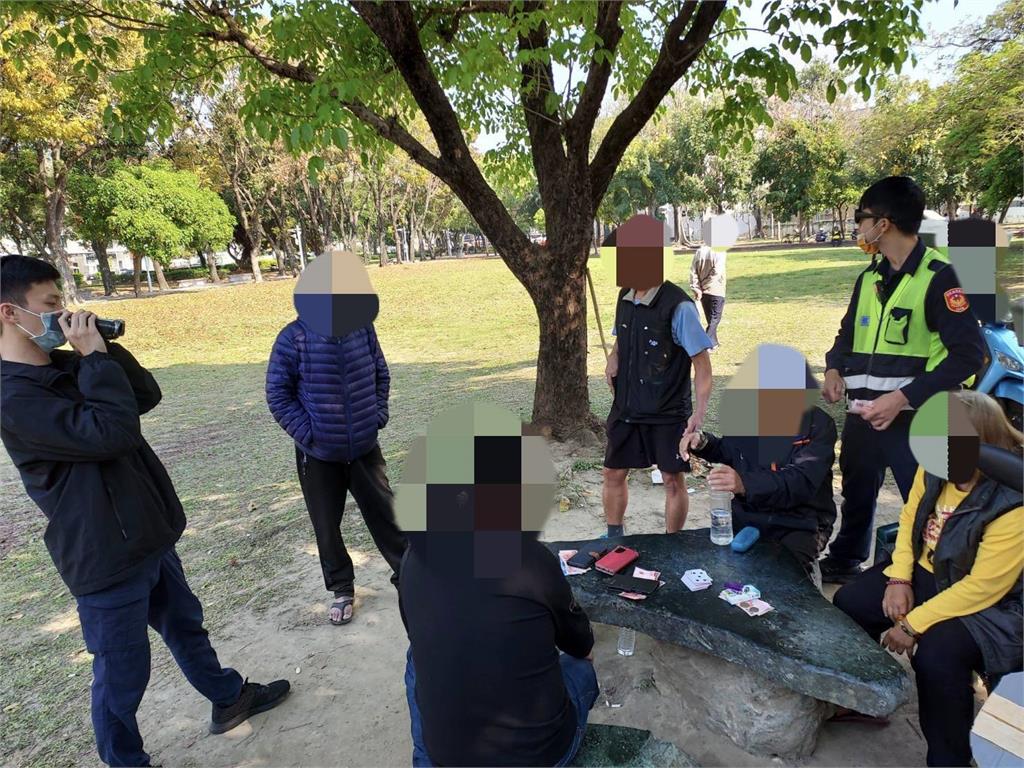 不良身教！長者公園聚賭惹民怨　警怒斥教壞孩子