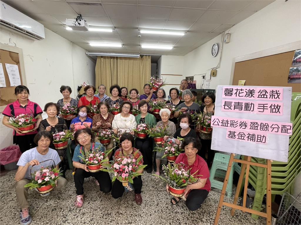 快新聞/長輩打造花藝盆栽賀母親節! 綠中市議員陳雅惠:用創作傳遞愛