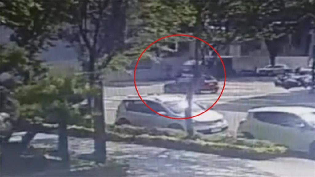 MINI小車飆速闖紅燈　貨車遭攔腰撞翻側躺路口