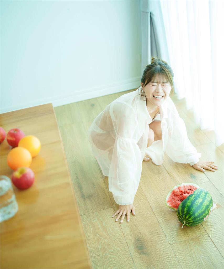 圖多／日女星上身全淨空「害羞夾這1粒」！5400人羨慕喊：想投胎當那1顆