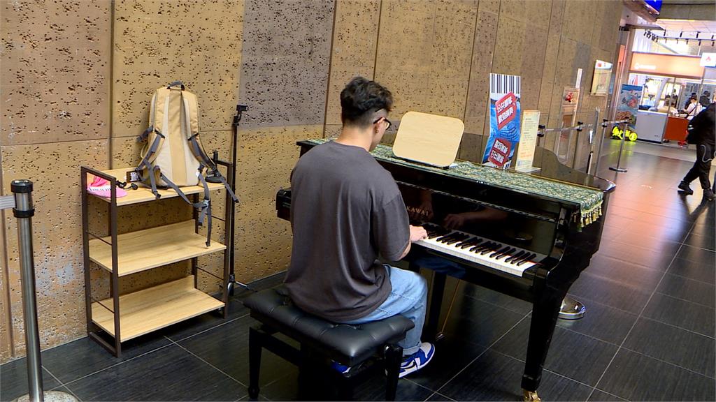 旅客北車彈琴包包放地上　賊假裝聽演奏趁機摸走