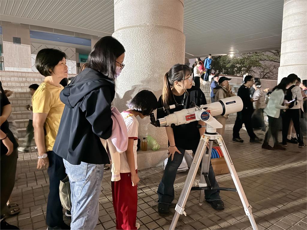 「元宵血月」露臉一小時 屏東完整記錄天文饗宴