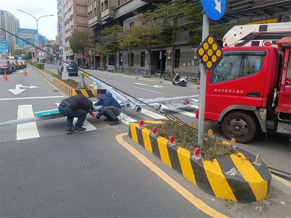 快新聞/三重出事了!男駕吊桿車疑忘收吊臂 扯斷紅綠燈畫面曝