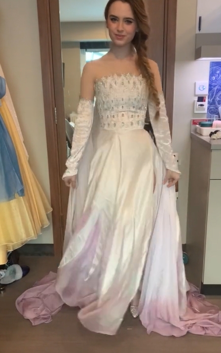 從迪士尼走出來！英正妹為圓公主夢親製禮服　「裙片過10層」穿衣影片曝