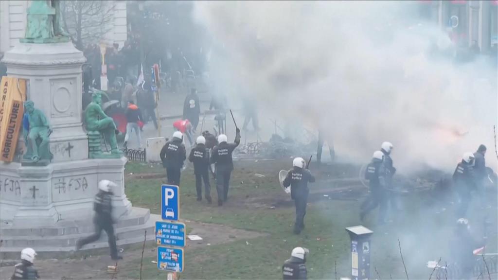 大批農民圍堵歐盟總部　警民激烈衝突一度濺血