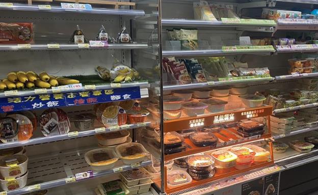 超商冰櫃「一整排飲料」神倒立!一票苦主「揭真相」店員認證:拖得半死