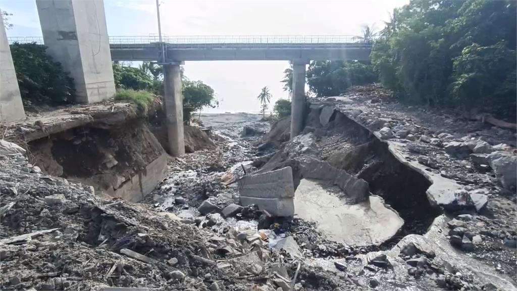 山陀兒釀土石流肆虐　南迴鐵公路橋墩地基掏空