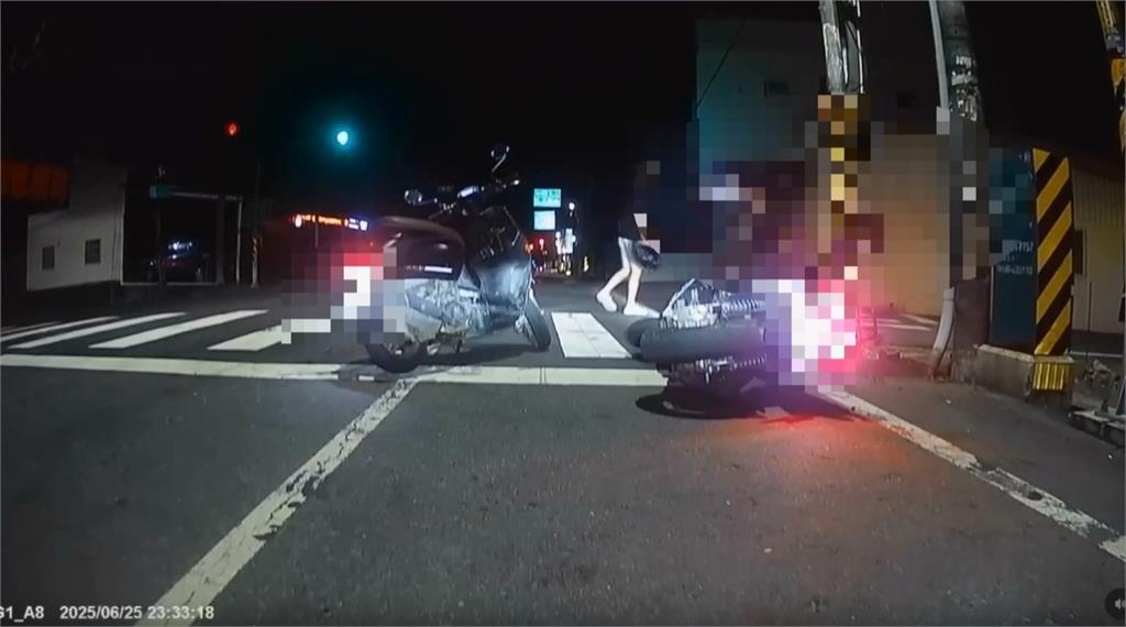 疑不滿被看一眼！男子當街攔車　持安全帽毆打騎士