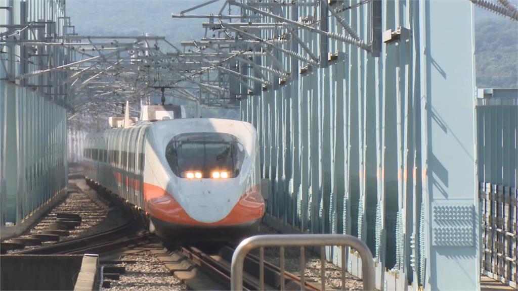 高鐵桃園－新竹深夜停駛！　列車沒燈沒冷氣　乘客摸黑行動