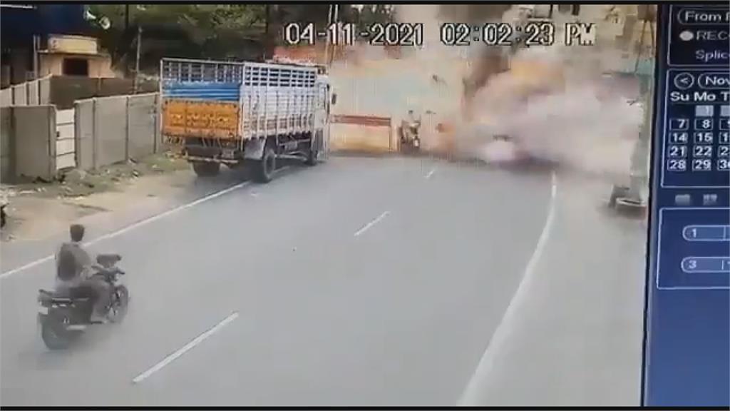 驚悚畫面曝!父子買鞭炮慶過節 騎車路上突爆炸釀2死3傷