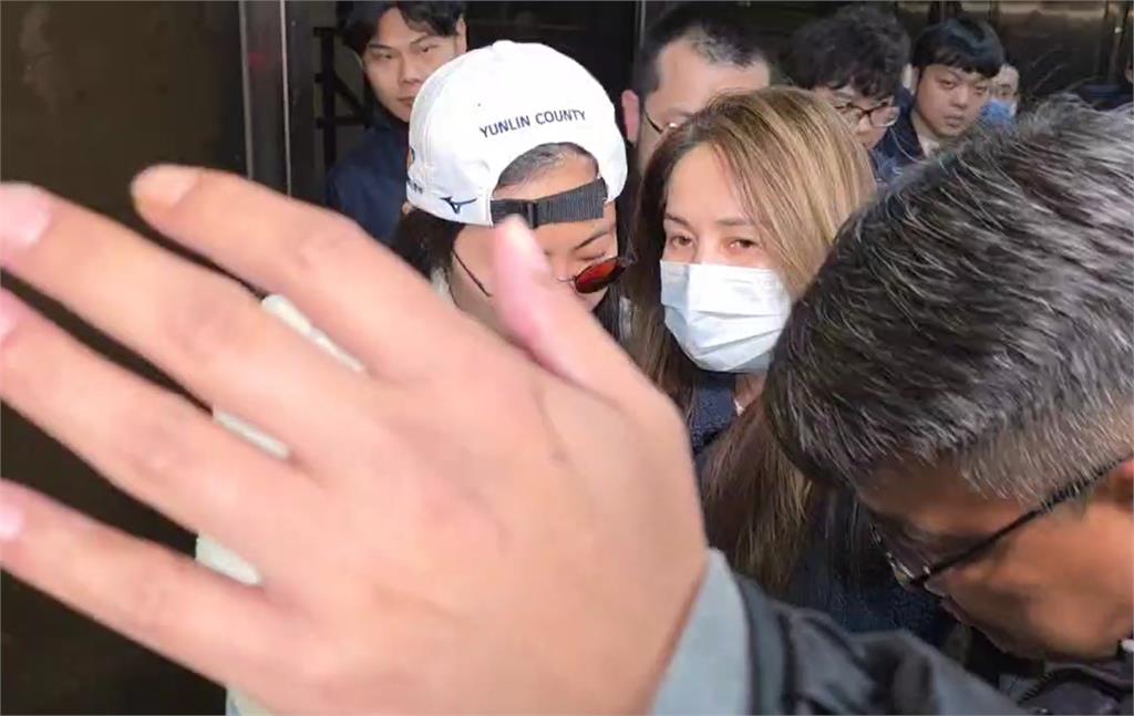 高金素梅身體不適「癱靠警衛」離北檢！靠「2助理攙扶」急奔台大急診