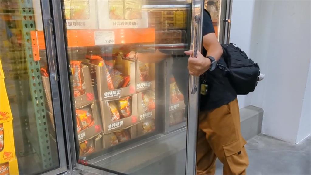 童把美式賣場冰櫃當遊戲場? 網轟:有食品衛生疑慮