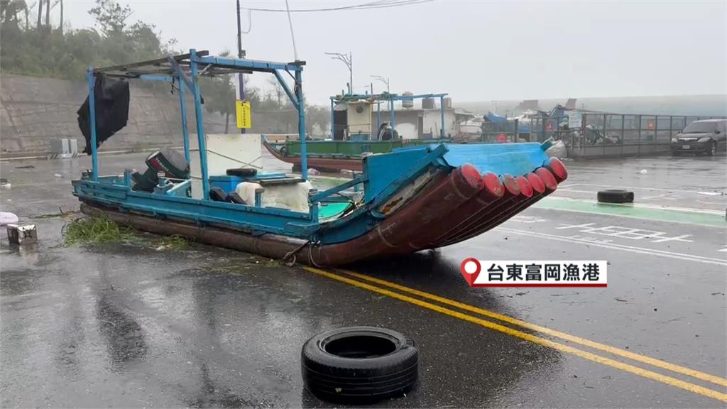 楊柳颱風／楊柳過境台東災情不斷！　小貨車、鐵皮屋頂都被吹翻