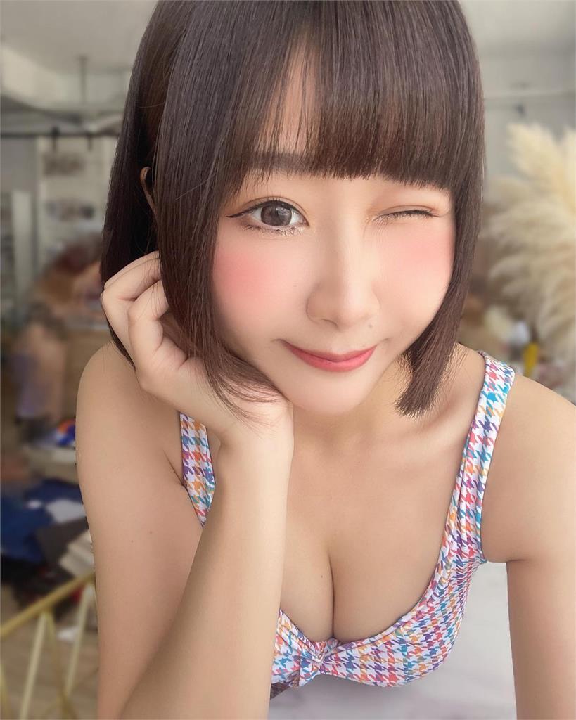 啦啦隊女神「夢幻泳裝」造型曝光!超甜眨眼「1姿勢」讓網暈爆