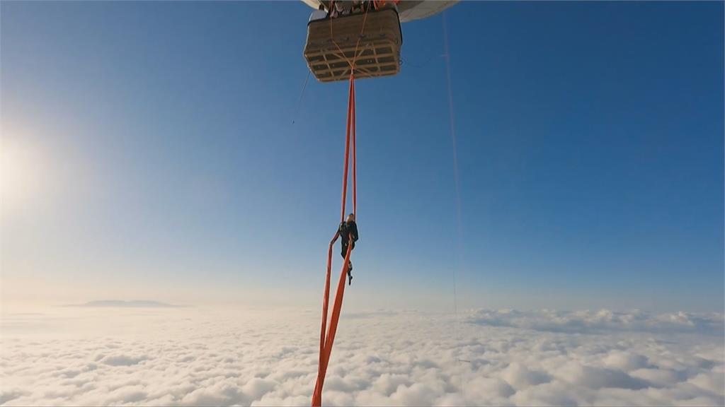乘熱氣球飛上1090公尺高空沐浴雲海　「空中瑜伽」寫世界紀錄