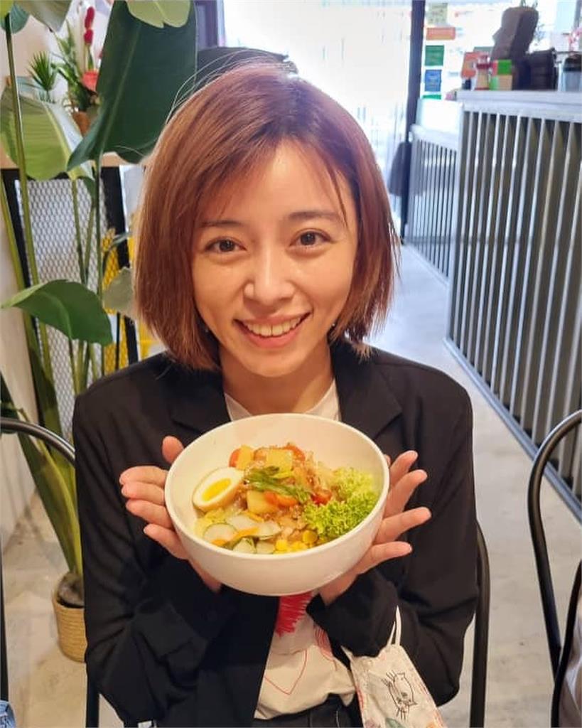 王瞳為「艾」往前走！開心曝蜜月照　與家人合影不忘比7：艾與我瞳在