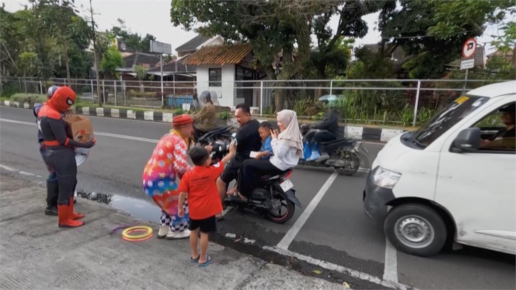印尼街頭藝人扮「蜘蛛人、美國隊長」　免費發放開齋點心
