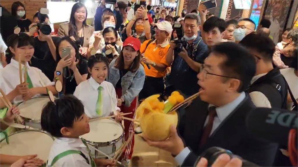 北上快閃市集力推台南洋香瓜 黃偉哲難得放閃親手餵夫人品嘗