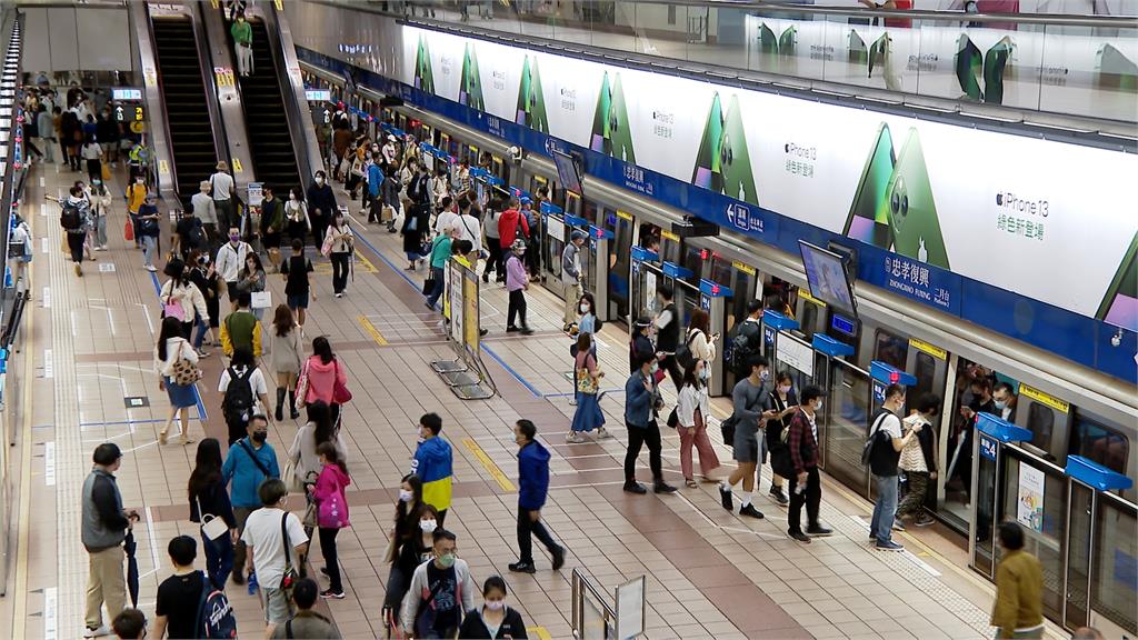 老人搭捷運站整路!他見年輕人不讓座 嘆「台北人冷漠」遭全場狂轟