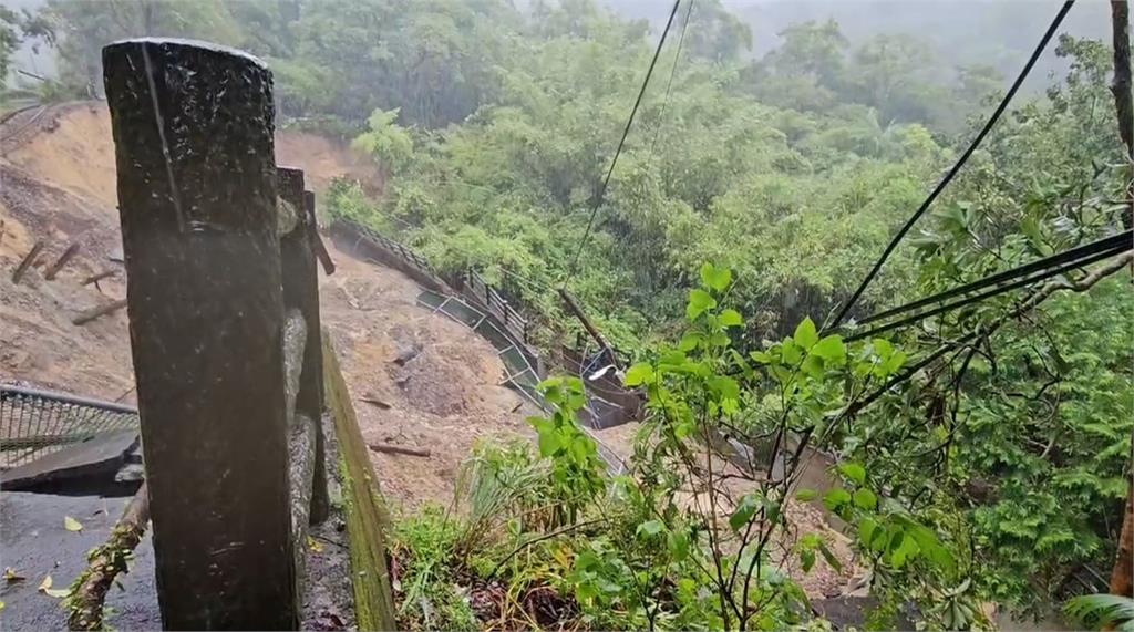 雨不停!平溪線嶺腳站路基掏空 邊坡滑落30公尺