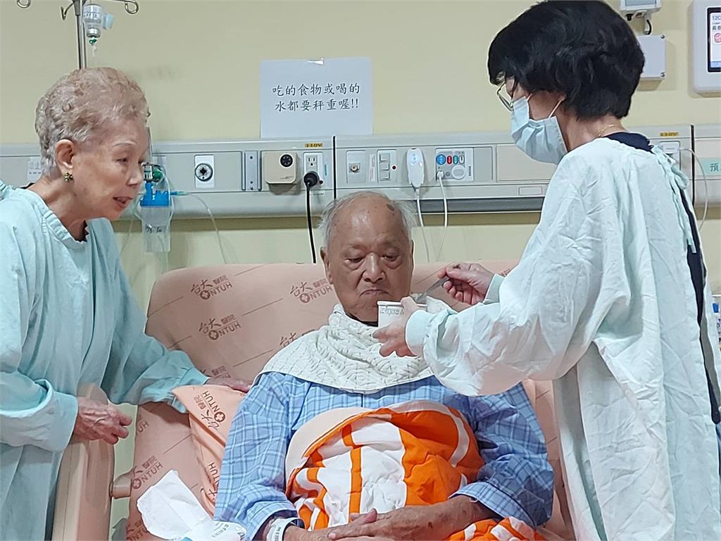 94歲柯爸病逝「陳佩琪首發文」3字洩心聲!公開「生前溫馨合照」柯文哲也在