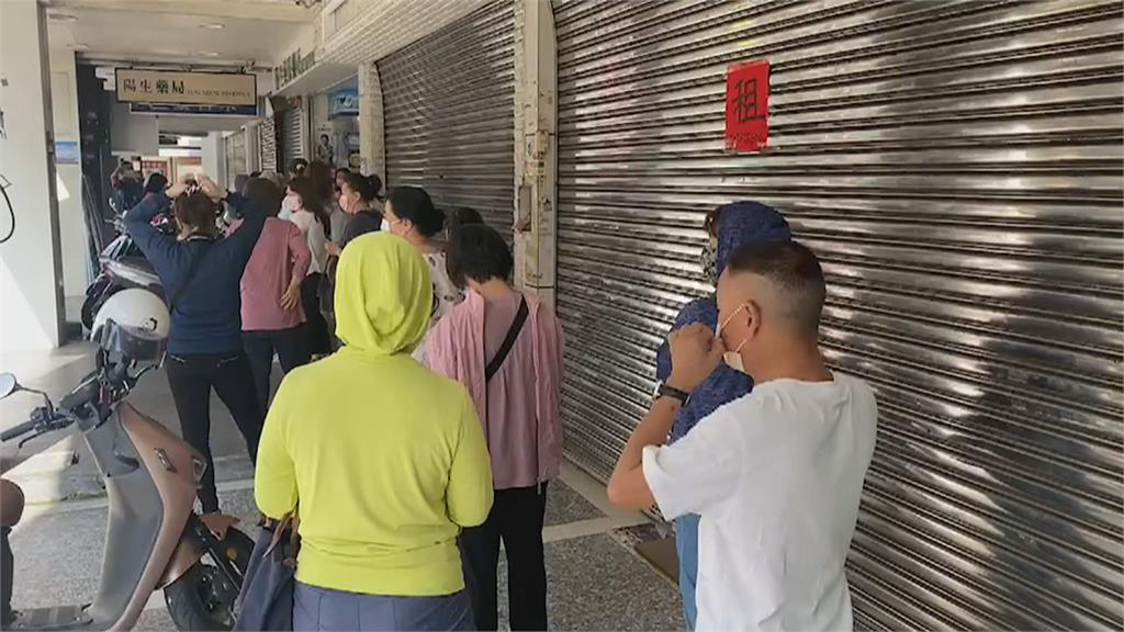 快篩實名制上路！北部搶到電腦當機　偏鄉買氣冷