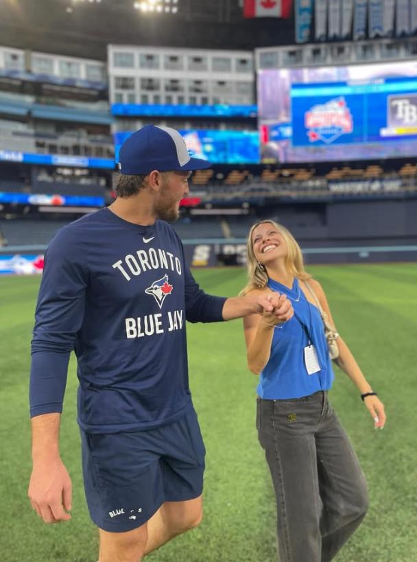 MLB/藍鳥菜鳥投手世界大賽一戰成名! 女友社群網站上分享感動到落淚