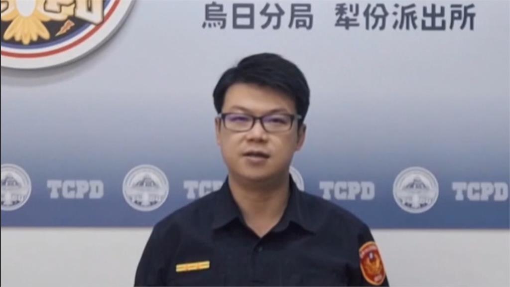台中烏日區路樹橫躺馬路　4員警「冒雨鋸樹」民眾點讚：最帥F4
