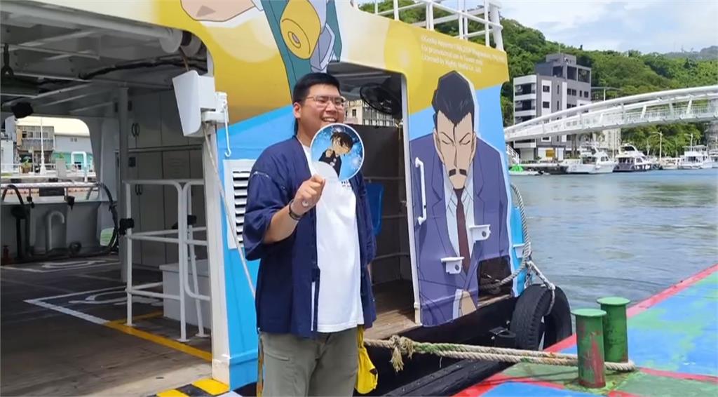 旗津渡輪「柯南」聯名海上巴士啟航 民眾開心合照