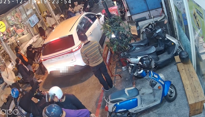 台中東海「炒飯街」機車違停多！　轎車鑽進卡住、後方人車塞爆