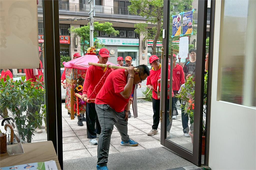快新聞/驚喜!白沙屯媽祖分靈停駕服務處前 卓冠廷誓言:用最虔誠的心為鄉親服務