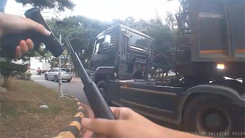 警肉身擋砂石車「舉槍圍捕」　駕駛試圖衝撞拒檢逃逸