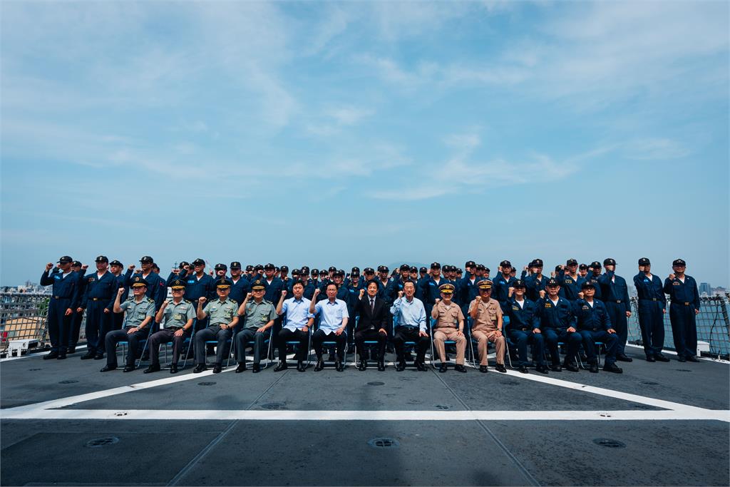 快新聞／海強操演圓滿落幕！賴清德南下視導海軍　登艦頒加菜金慰勉官兵