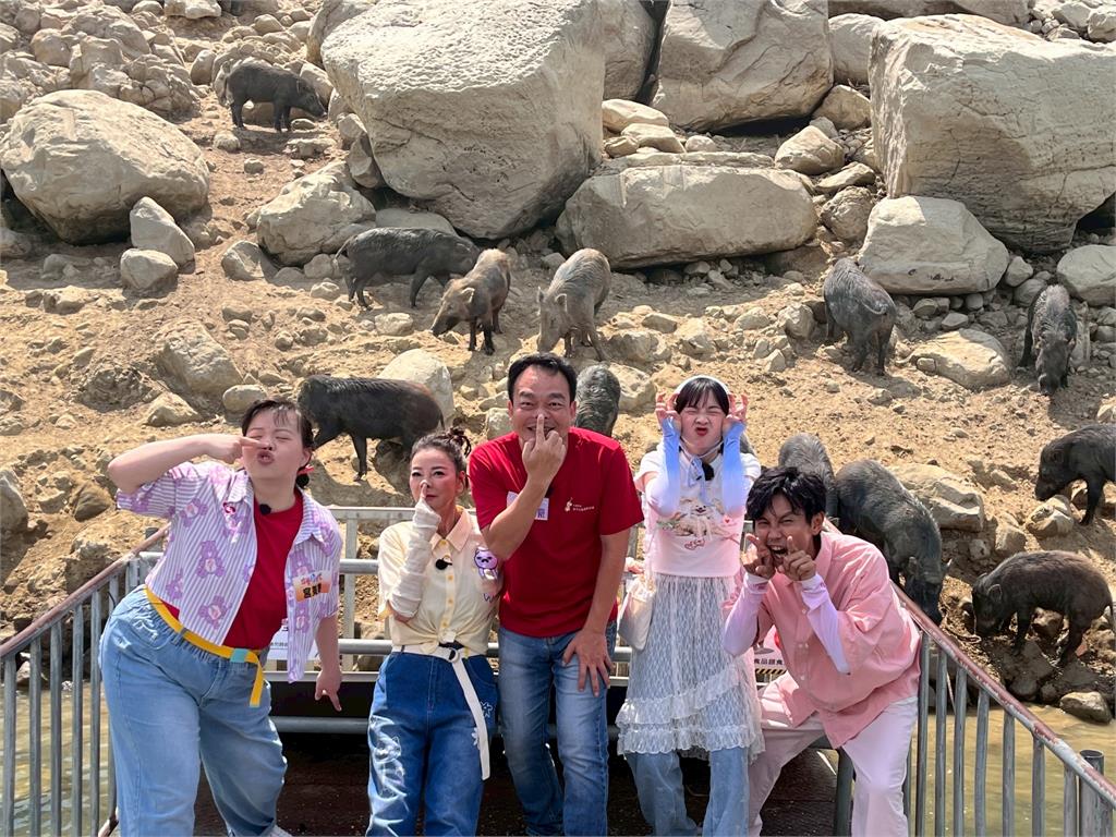 《綜藝新時代》主持群超荒謬穿西裝貼鬍子唱高音召喚山豬!職人拉小提琴還笑場