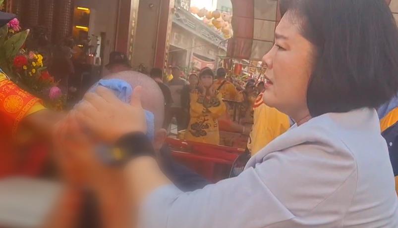 雲林遶境炸傷! 男頭部濺血 縣長張麗善忙止血救人