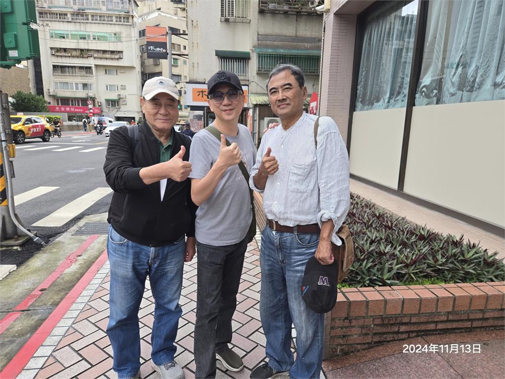 漫畫家魚夫辭世!486先生發「生前合照」透露心情:難以接受 知名台獨漫畫家魚夫病逝!486先生曝「生前最後合照」不捨淚崩:難以接受