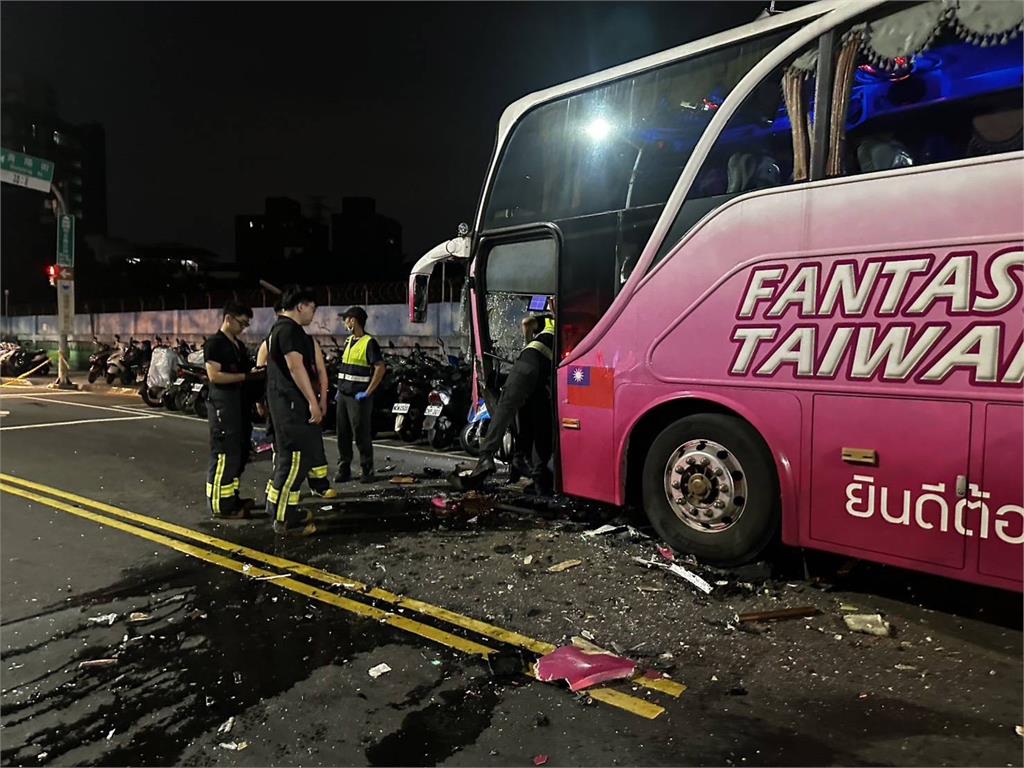快新聞/太可怕了!泰山遊覽車、轎車對撞3傷 擋風玻璃全碎畫面曝
