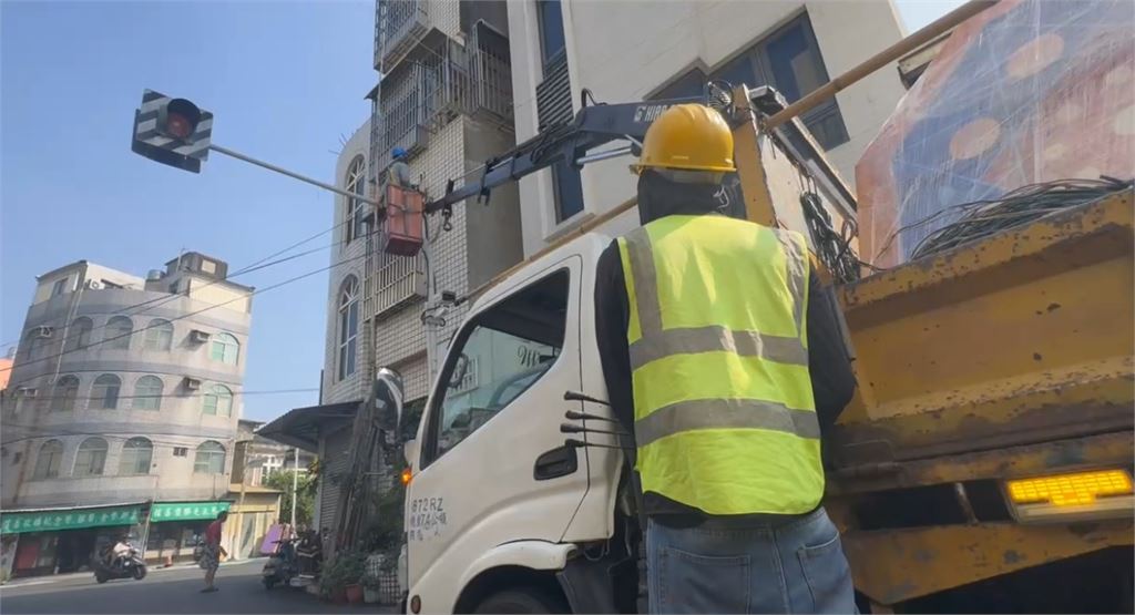 鹿港街頭上空掛滿三角玉米脆片？　不是啦！鎮公所公佈解答