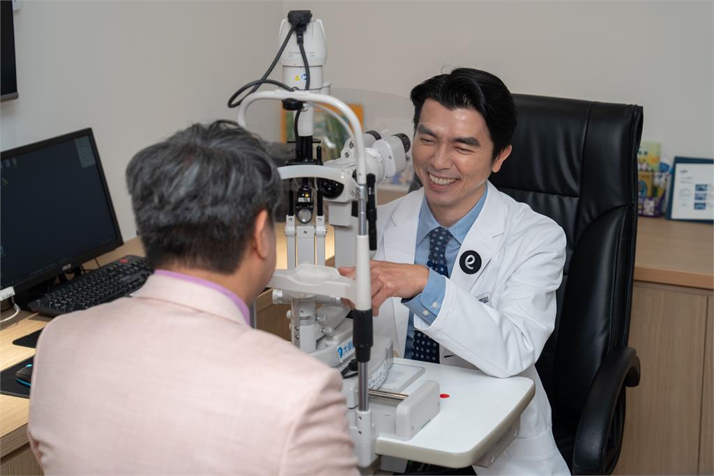 「看近模糊不是累,是老花來了」新聞主播+脫口秀歐耶悔嘆該早點做!