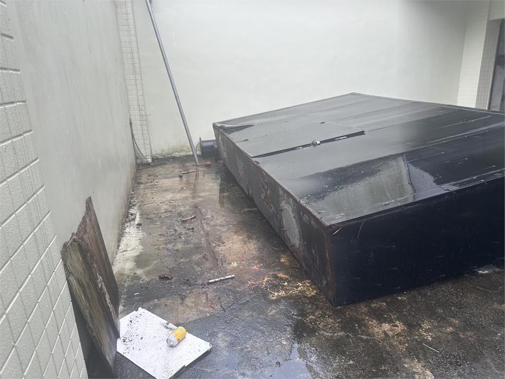 花蓮中正體育館公安悲劇！地震後8分鐘⋯27歲工人遭廢棄燈箱砸死