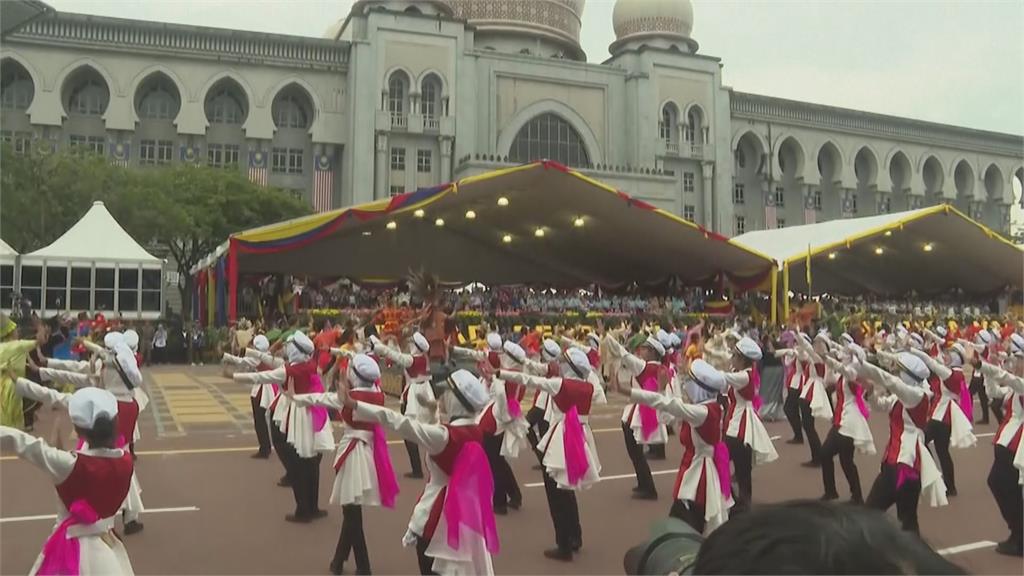 慶祝大馬獨立66週年　國慶街頭遊行國旗海飄揚