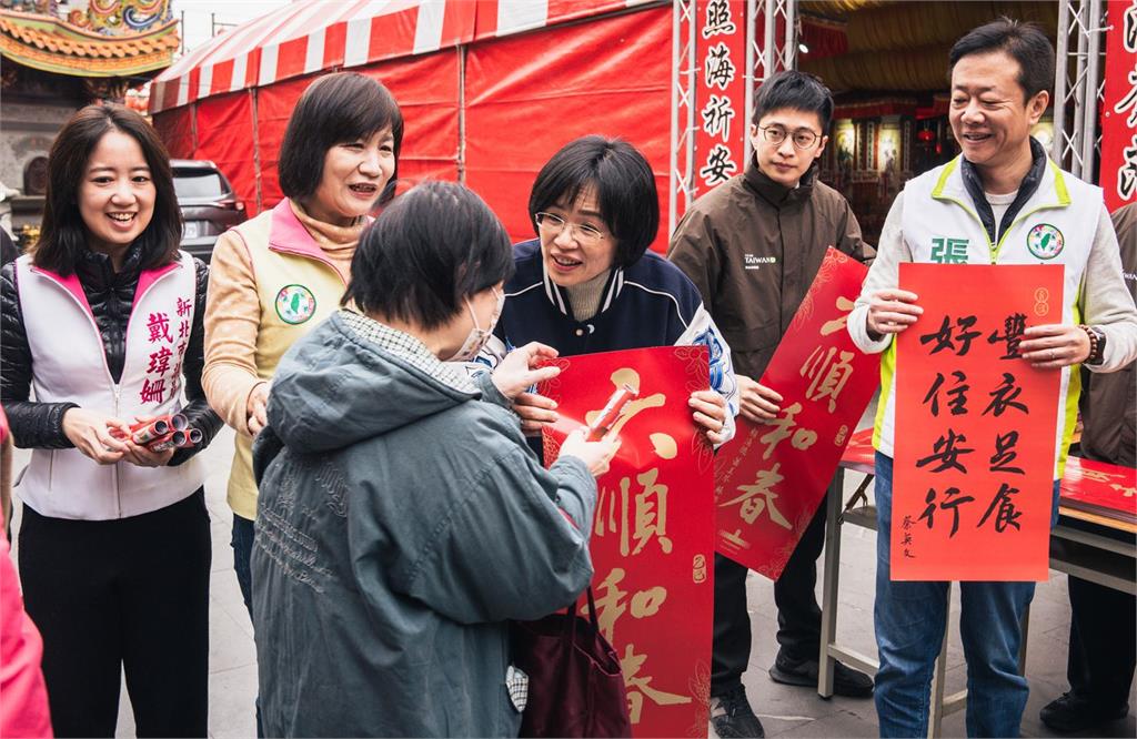 快新聞/賴桑、小英總統春聯夯!蘇巧慧板橋親發 半小時內千份被搶光