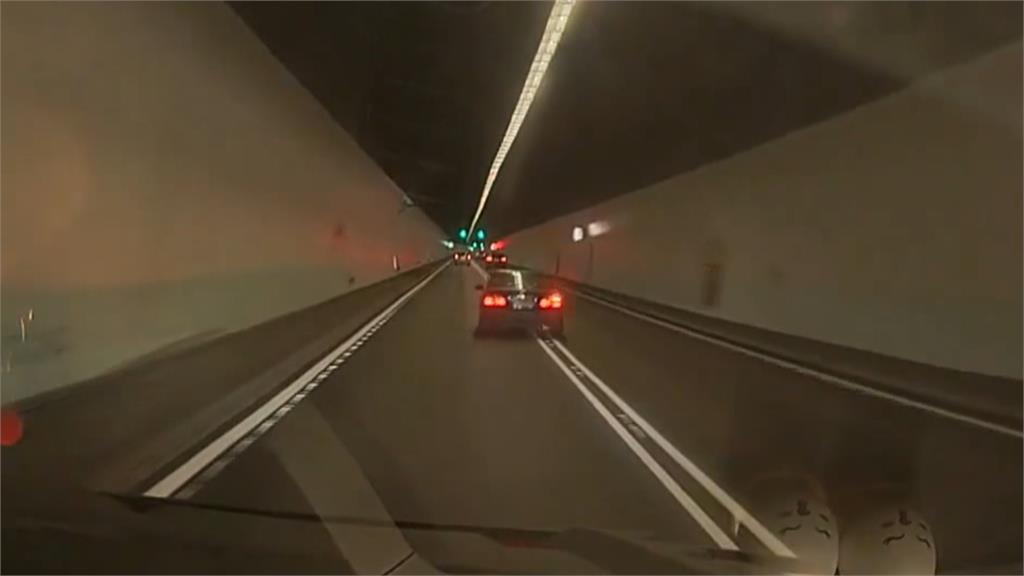 危險駕駛！國5雪隧　轎車瘋狂跨雙白線換車道違規　國道警：最高罰3萬6