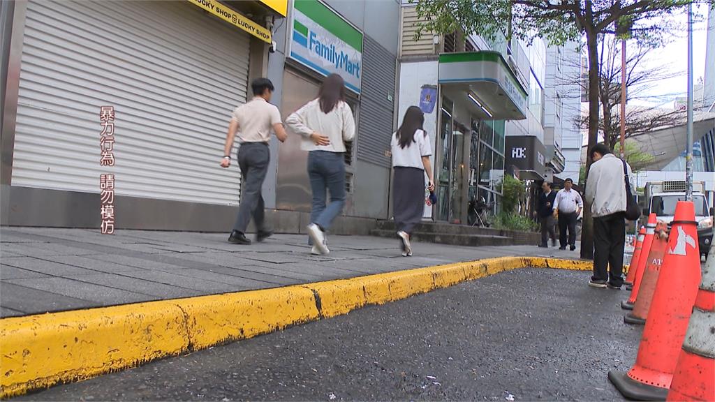 清潔婦不滿人群占據道路潑水驅趕 遭年輕男子怒砸酒瓶