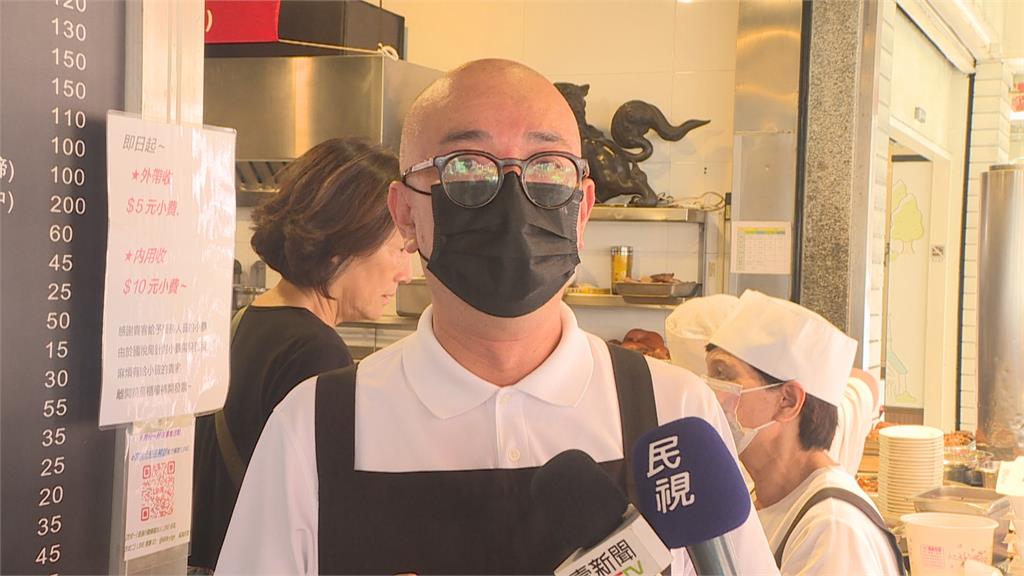 必比登豬腳店「小費制」引國稅局上門 店家貼新公告:將補開發票